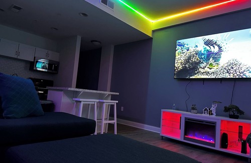 Mile Square Apartment | Cozy 1BR APT in the Heart of the City - LED Lights! 7 Min Walk to Gain bridge!