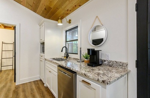 Broken Bow Cabin | Cozy 1BR Cabin Getaway. Hot Tub, Fireplace & Peaceful Setting