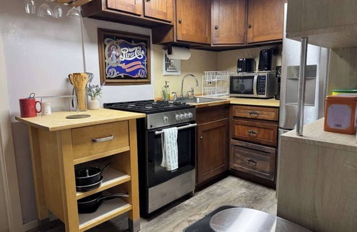 High Street Hill Apartment | Cozy 1BR Private Unit w/Patio & Parking