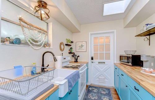 Trailer Estates Apartment | Cozy 1BR Retreat w/Porch – Near Beaches & Airport