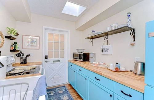 Trailer Estates Apartment | Cozy 1BR Retreat w/Porch – Near Beaches & Airport