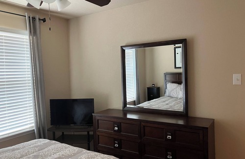 San Antonio House | Cozy 2 Bd/2 Ba Home in Quiet Neighborhood – 15 min to Ft Sam Houston & Riverwalk