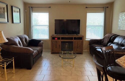 San Antonio House | Cozy 2 Bd/2 Ba Home in Quiet Neighborhood – 15 min to Ft Sam Houston & Riverwalk