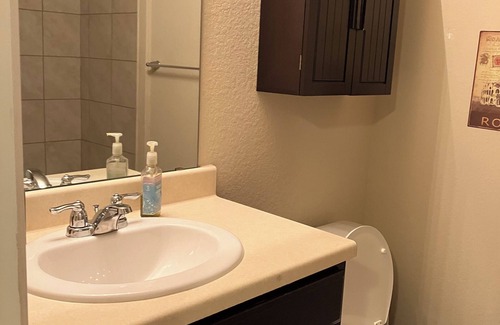 San Antonio House | Cozy 2 Bd/2 Ba Home in Quiet Neighborhood – 15 min to Ft Sam Houston & Riverwalk