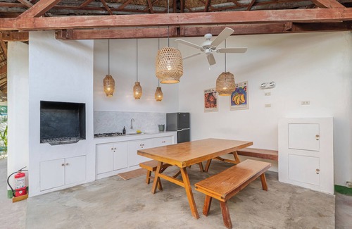 Catangnan House | Cozy 2-bd bungalow in GL with generator kitchen & shared pool