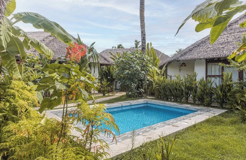 Catangnan House | Cozy 2-bd bungalow in GL with generator kitchen & shared pool