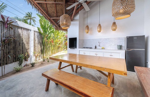 Catangnan House | Cozy 2-bd bungalow in GL with generator kitchen & shared pool