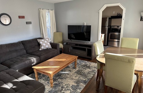 Buzzards Bay House | Cozy 2 bdrm sleeps 5. Walk to Electric Av Beach, Main St, Canal, Mass Maritime.