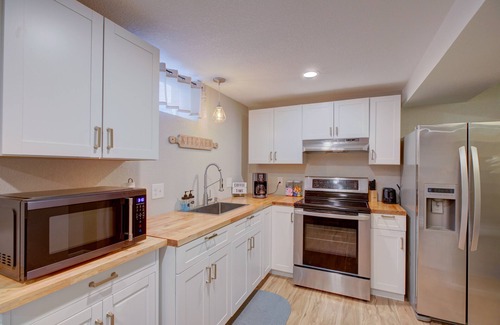 South Westminster House | ꧁ Cozy, 2 bed & 1 bath Lower Level Suite ꧂