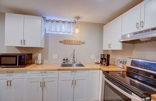 South Westminster House | ꧁ Cozy, 2 bed & 1 bath Lower Level Suite ꧂