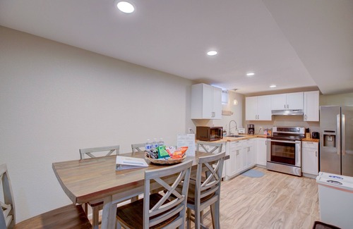 South Westminster House | ꧁ Cozy, 2 bed & 1 bath Lower Level Suite ꧂