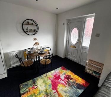 Oldham Apartment | Cozy 2 bed house oldham 10 miles to Manchester City centre wifi included