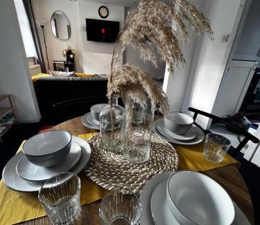 Oldham Apartment | Cozy 2 bed house oldham 10 miles to Manchester City centre wifi included