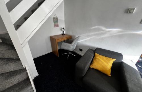 Oldham Apartment | Cozy 2 bed house oldham 10 miles to Manchester City centre wifi included