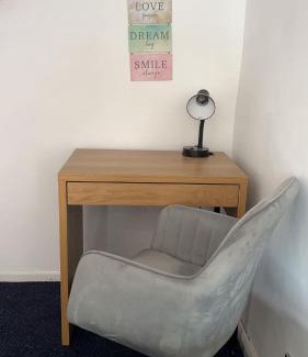 Oldham Apartment | Cozy 2 bed house oldham 10 miles to Manchester City centre wifi included