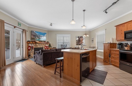 The Blue Mountains Ski Chalet | Cozy 2 bedroom condo Sleep 6, Free Wifi , Main Level access !