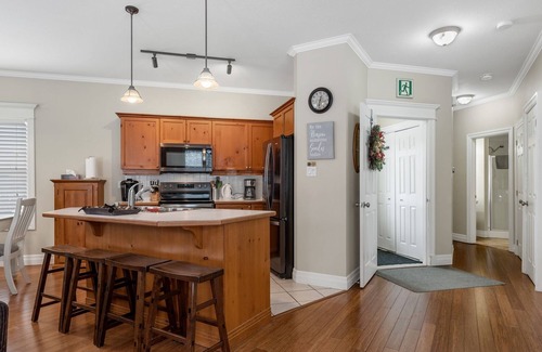 The Blue Mountains Ski Chalet | Cozy 2 bedroom condo Sleep 6, Free Wifi , Main Level access !