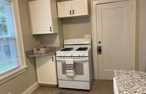 Cleveland Apartment | Cozy 2 bedroom apartment Apt Near Cleveland Clinic/CWRU/UH & Great hangouts