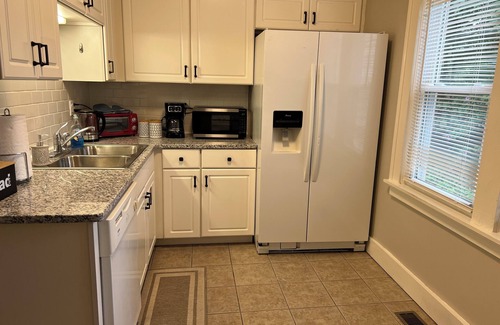 Cleveland Apartment | Cozy 2 bedroom apartment Apt Near Cleveland Clinic/CWRU/UH & Great hangouts