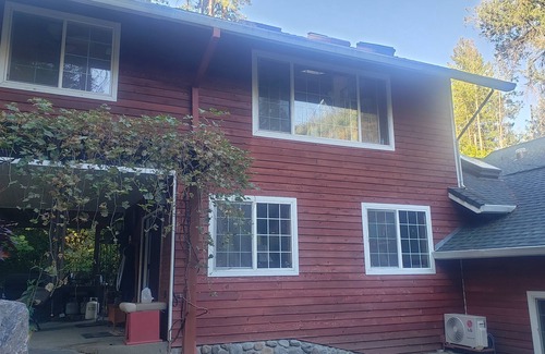 Lakehead House | Cozy 2-bedroom,2bath house in enjoyable Redding with WiFi, AC. 2 creeks