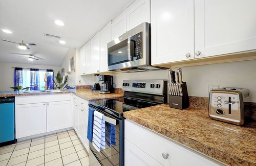 Oak Ridge Apartment | Cozy 2-bedroom apartment in charming Orlando with AC, WiFi