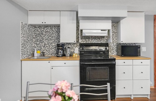 Calgary House | Cozy 2-Bedroom Basement Suite Retreat Calgary