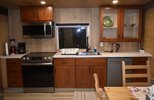 West Vancouver House | Cozy 2 bedroom garden level suite 5 min walk to Dundrave beach and Village