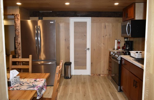 West Vancouver House | Cozy 2 bedroom garden level suite 5 min walk to Dundrave beach and Village