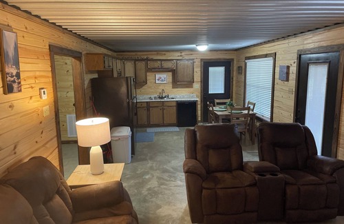 Batesville Cabin | Cozy 2-bedroom cabin with WiFi, AC in soothing Batesville, MS