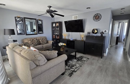 Lake Forest Condo | Cozy 2-bedroom condo with WiFi, AC in lovely Lake Forest.