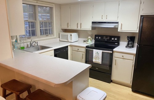 Oxford Condo | Cozy 2 bedroom condo, perfect for game or long weekend, <1 mile from the Square