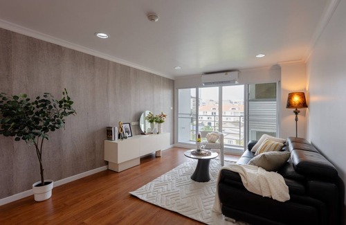 Thonglor Condo | Cozy 2-bedroom condo with AC, WiFi in charming Bangkok