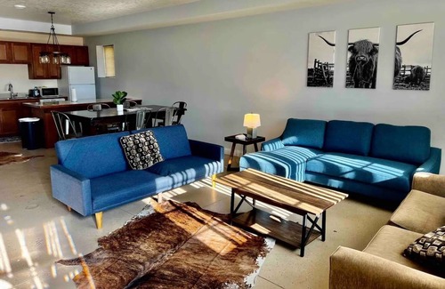 Lansing Condo | Cozy 2-bedroom condo with WiFi, AC in fabulous Lansing