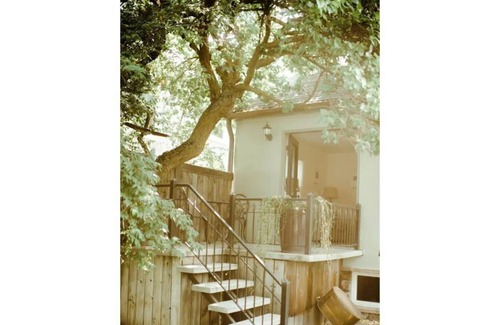 Altamont House | Cozy 2-bedroom home in charming neighborhood