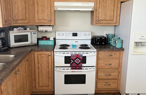 Chiloquin House | Cozy 2-bedroom home on Cattle ranch, near Crater Lake, in Fort Klamath, views
