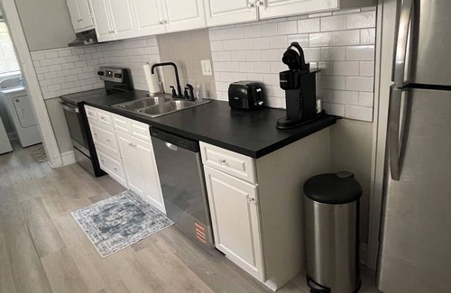 Westview House | Cozy 2-bedroom house that sleeps 7 with WiFi, AC in WestEnd Atlanta