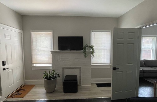 Westview House | Cozy 2-bedroom house that sleeps 7 with WiFi, AC in WestEnd Atlanta