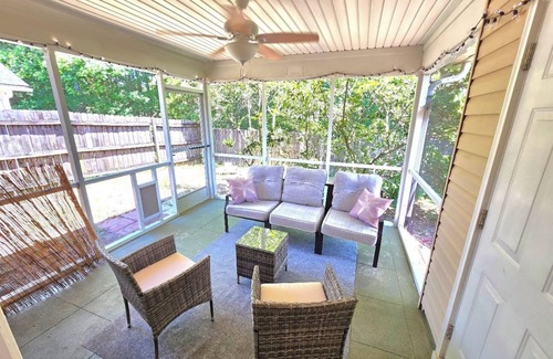 Goose Creek House | Cozy 2-bedroom house with King Bed