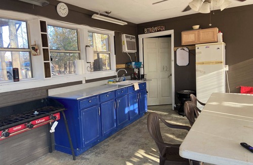 Acme Cabin | Cozy 2-bedroom lakefront fishing and hunting cabin in Jonesville with WiFi, AC