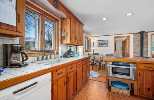 Sandwich Cottage | Cozy 2 bedroom retreat just minutes from Town Neck Beach with central AC