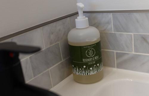 East Kootenay House | Cozy 2 Bedroom Steps to Downtown Fernie