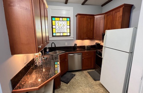 East Carrollton House | Cozy 2 Bedroom Uptown