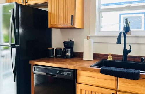 Dolphin Isles Cottage | Cozy 2 Bedroom Cottage 2 Minute Walk to the Coast