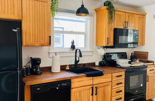 Dolphin Isles Cottage | Cozy 2 Bedroom Cottage 2 Minute Walk to the Coast