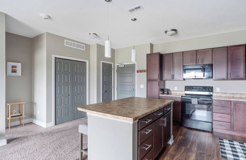 West Des Moines Apartment | Cozy 2-bedroom apartment in peaceful West Des Moines with AC, WiFi