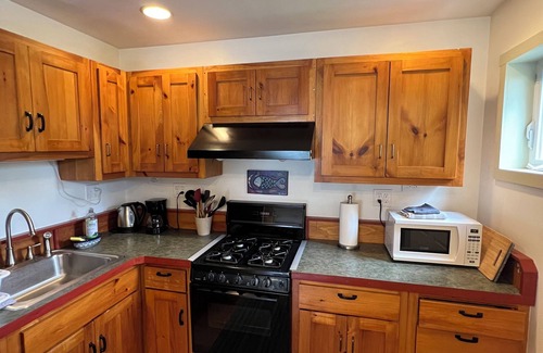 Rockland House | Cozy 2 BR Close to Downtown