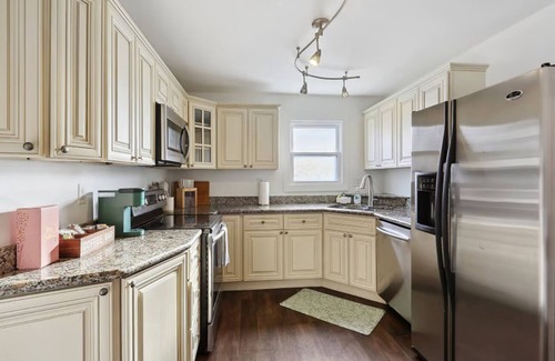 Kenner - Louis Armstrong International Airport House | Cozy 2‑BR Furnished Home w/Parking near Ochsner & EJ Hospitals