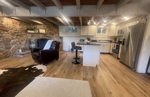 Osage Beach Cottage | Cozy 2-BR lake view house with hot tub!
