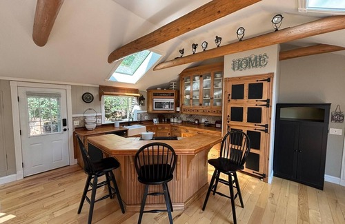 Green Mountain Falls Cabin | Cozy 2 story with two separate spaces in Green Mountain Falls with WiFi.