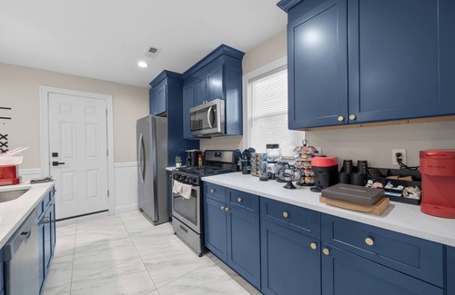 Union Apartment | Cozy 2-Story Loft Apt: Hot Tub, Grill, Arcade, EWR in 10 min, NYC in 25 min